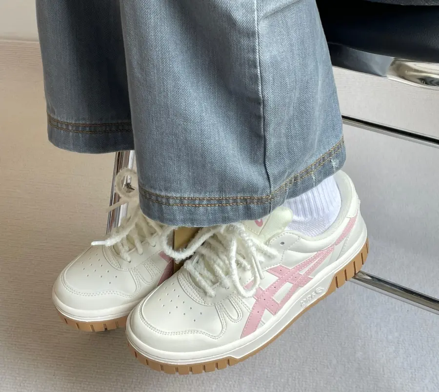 Alternative view of Giày Asics Court 'Pink White' 1204A126-100