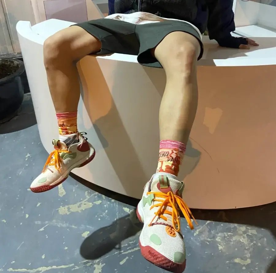 Alternative view of Giày Adidas Harden Vol. 6 'Gold' GW9030