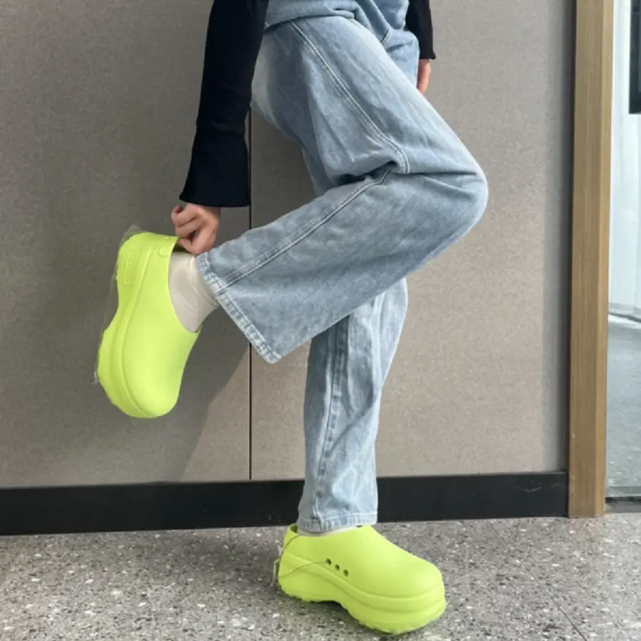 Alternative view of Dép Adidas adiFOM Stan Smith Mule ‘Neon’ IE7050