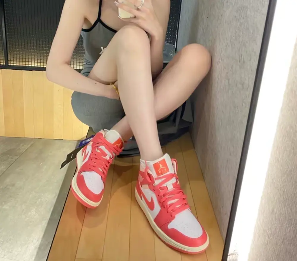 Giày Nike Air Jordan 1 Mid 'Strawberries And Cream' BQ6472-186 - Ảnh 3