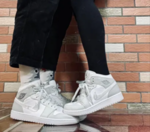 Alternative view of Giày Nike Air Jordan 1 Mid SE GS 'Swoosh Logo - Grey Camo' DD3235-100