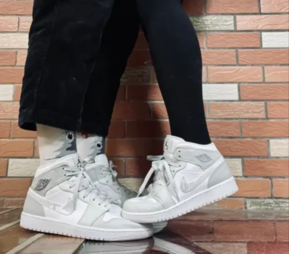 Alternative view of Giày Nike Air Jordan 1 Mid SE GS 'Swoosh Logo - Grey Camo' DD3235-100