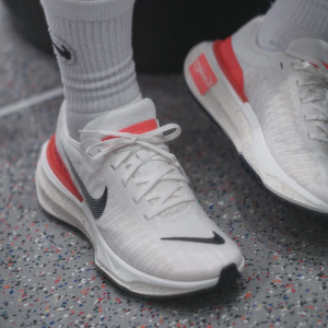 Alternative view of Giày Nike Invincible Run 3 'White Bright Crimson' DR2615-101