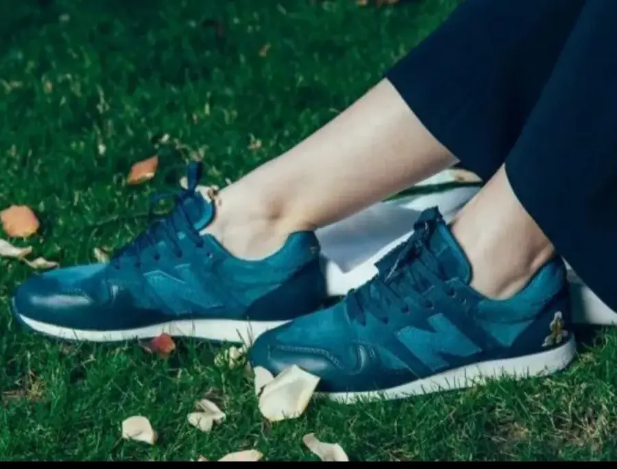 Alternative view of Giày THE BEAST x New Balance 520 Sneakers Blue WL520BN