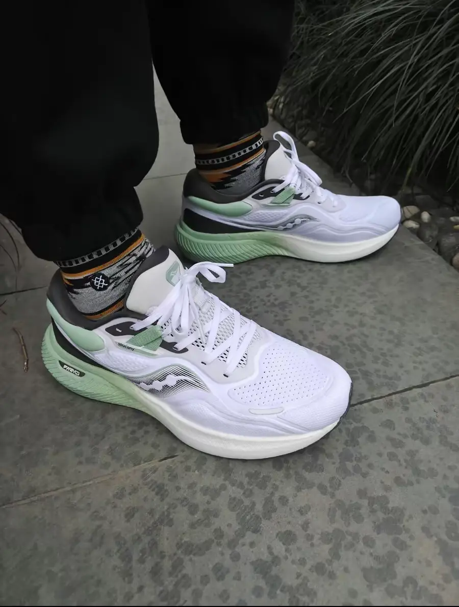 Alternative view of Giày Saucony Surge White Blue S28179-1