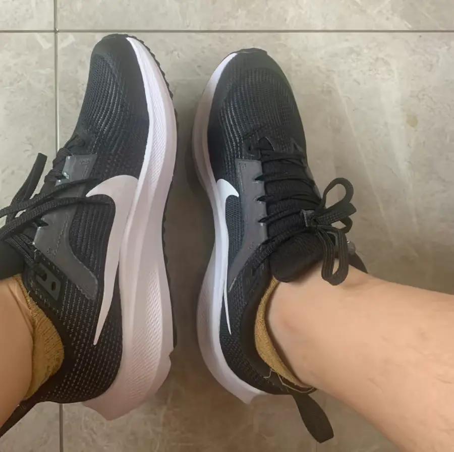 Alternative view of Giày Nike Air Zoom Pegasus 40 GS ‘Black White’ DX2498-001