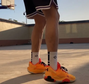 Alternative view of Giày Under Armour Spawn 4 'Orange' 3024971-800