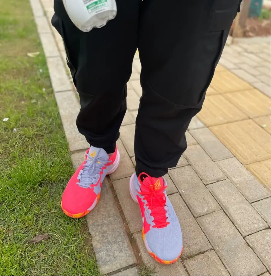 Alternative view of Giày Nike  'Hot Punch Mismatched' DM0826-600