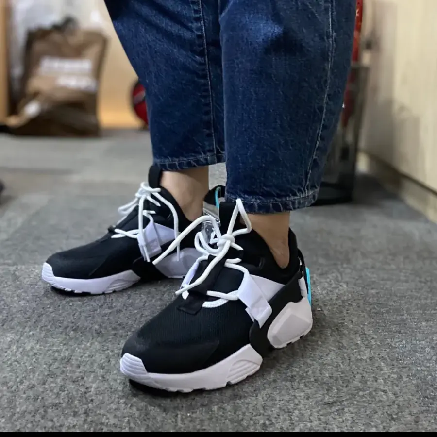 Alternative view of Giày Nike Wmns Huarache City Low ‘Black White’ AH6804-002