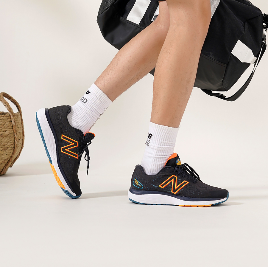 Giày New Balance Fresh Foam 'Black Orange' M680CK7 - Ảnh 2