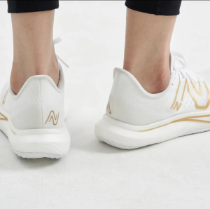 Alternative view of Giày New Balance FuelCell Rebel v3 'White Gold Metallic' WFCXMW3