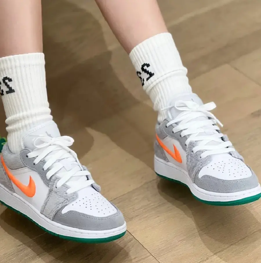 Alternative view of Giày Nike Air Jordan 1 Low GS Rabbit 'Grey' DZ6333-083