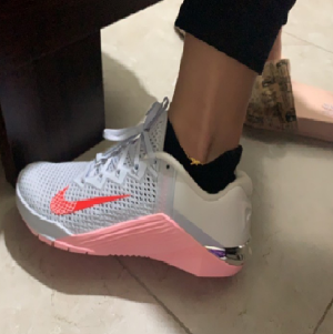 Alternative view of Giày Nike Metcon 6 Football 'Grey Arctic Punch' AT3160-001