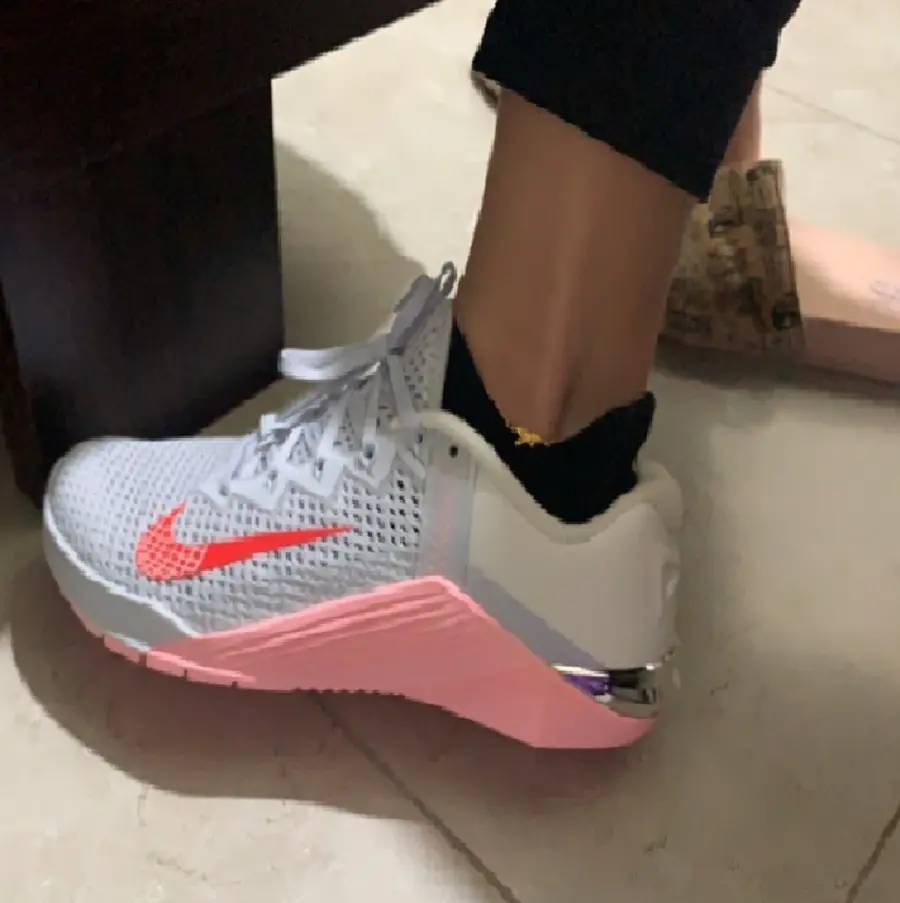 Alternative view of Giày Nike Metcon 6 Football 'Grey Arctic Punch' AT3160-001