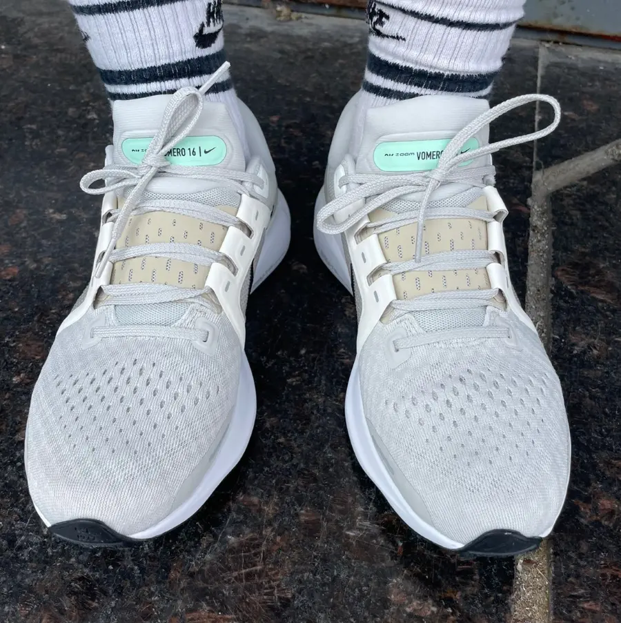 Alternative view of Giày Nike Air Zoom Vomero 16 'Light Bone ' DA7245-006
