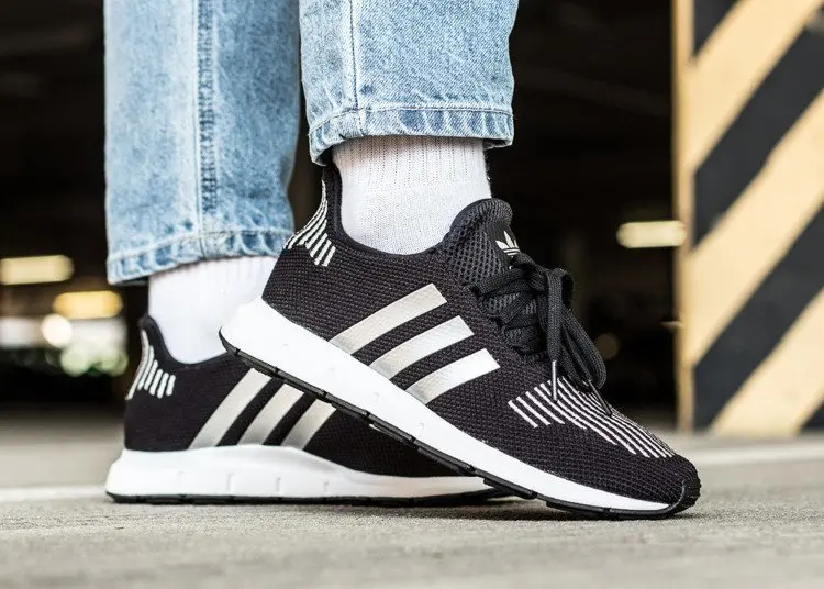 Alternative view of Giày Adidas Swift Run 'Core Black' CQ2597