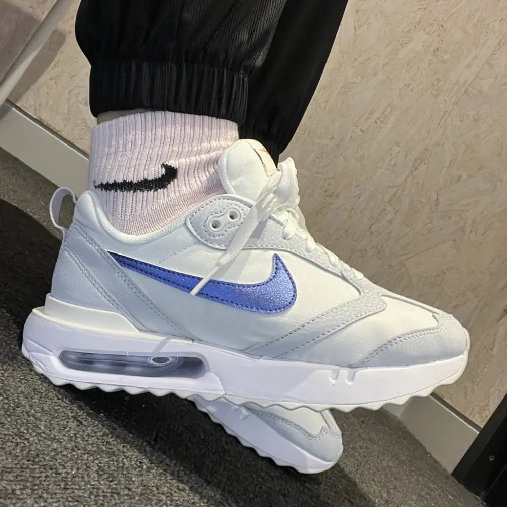 Alternative view of Giày Nike Air Max Dawn 'White Medium Blue' DR2395-100