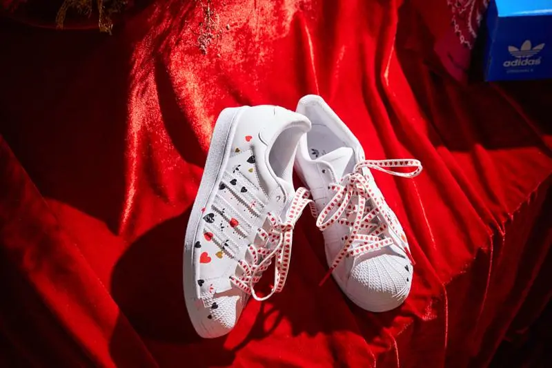 Alternative view of Giày Adidas Superstar Valentines Day 2020 'Splash Heart' FV3289