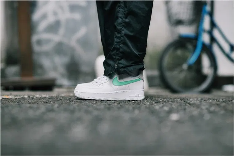 Giày Nike Wmns Air Force 1 '07 'White Green Glow' 315115-164 - Ảnh 4
