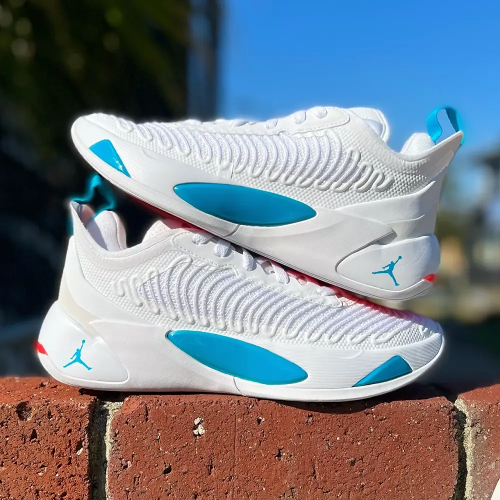 Alternative view of Giày Nike Air Jordan Luka 1 GS 'White Metallic Silver' DQ6513-104