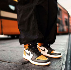 Alternative view of Giày Nike Air Jordan 1 Retro High OG 'Taxi' 555088-711