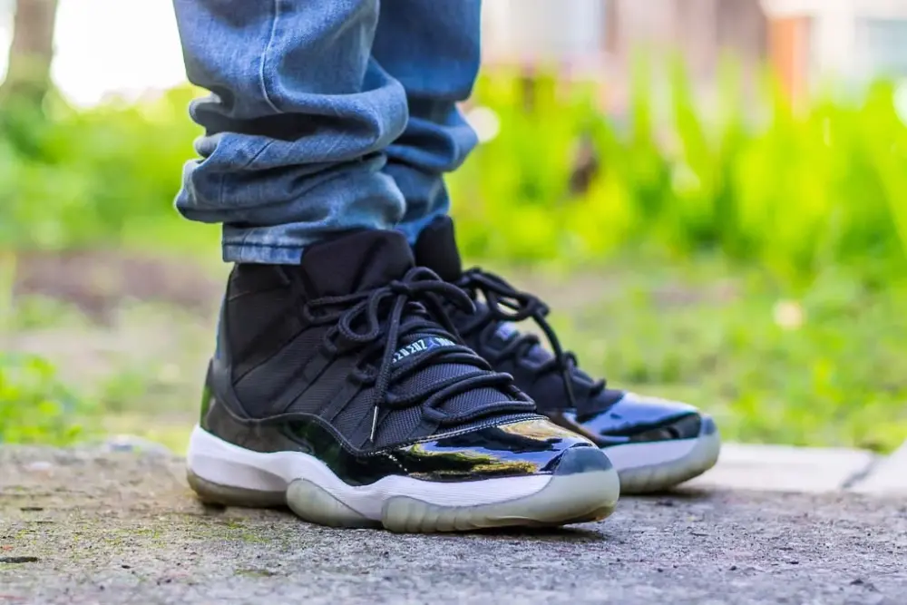 Alternative view of Giày Nike Air Jordan 11 Retro 'Space Jam' 2009 378037-041