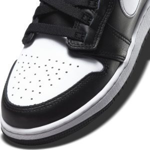 Alternative view of Giày Nike Air Jordan 1 High FlyEase GS 'Black White' DC7986-011