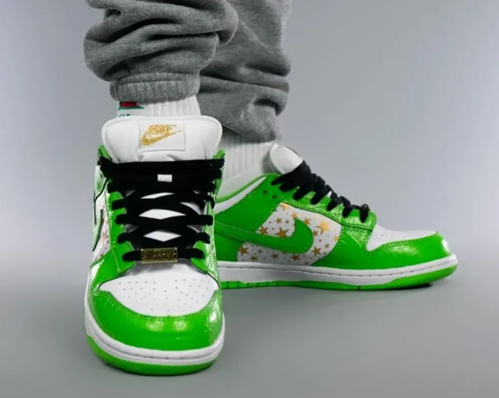 Alternative view of Giày Nike Supreme x Dunk Low OG SB QS 'Mean Green' DH3228-101