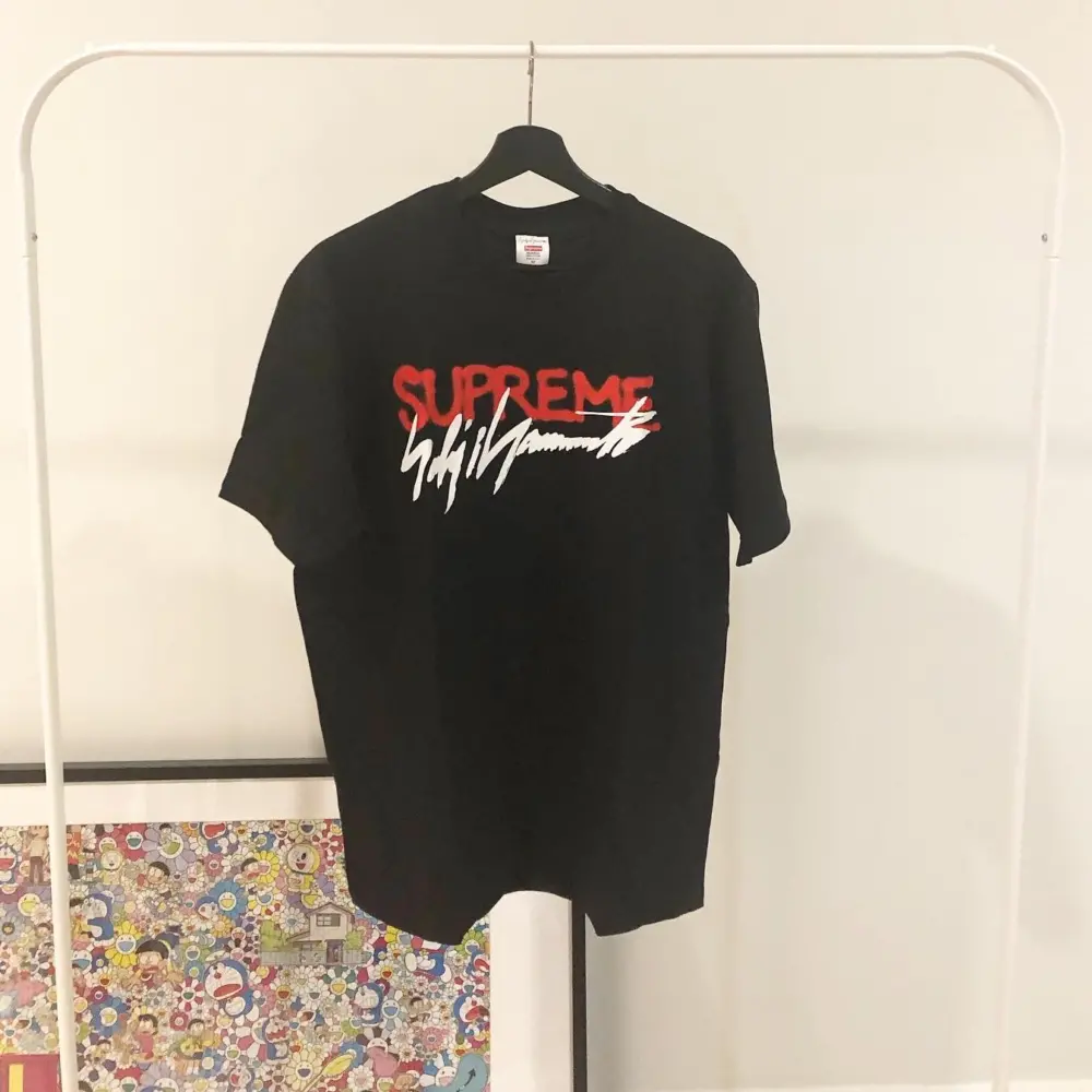 Alternative view of Áo Supreme Yohji Yamamoto Logo Tee 'Black' SUP-YOYLTBK