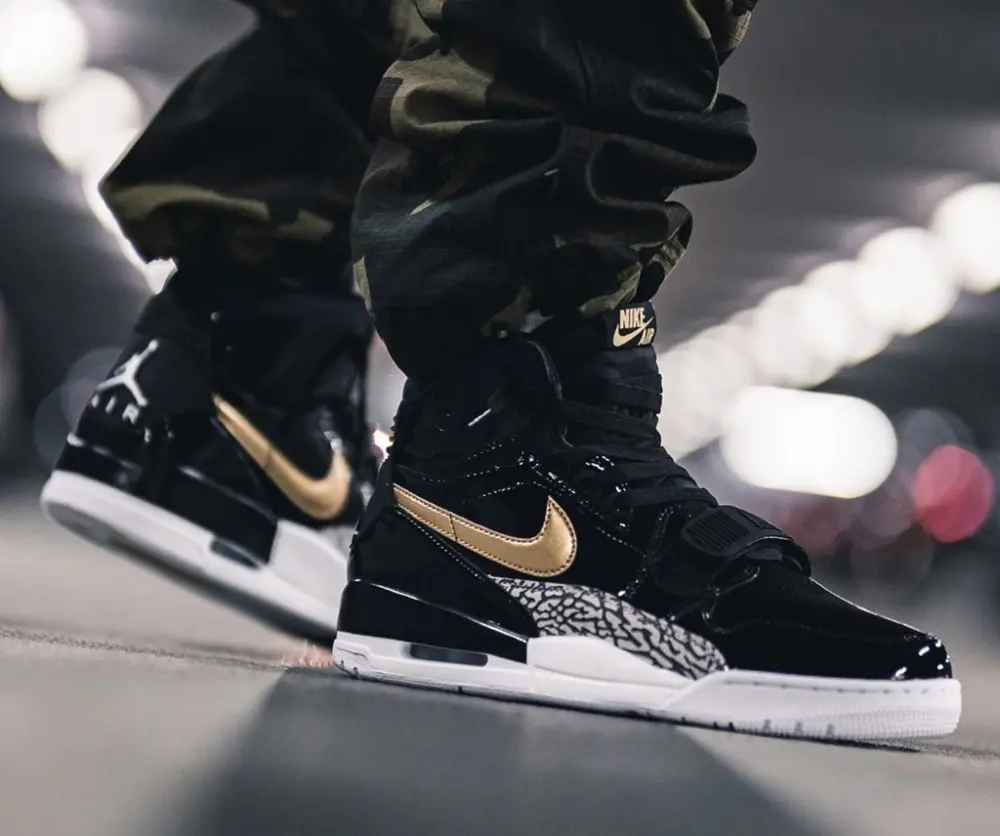 Alternative view of Giày Nike Jordan Legacy 312 GS 'Black Metallic Gold' AT4040-007