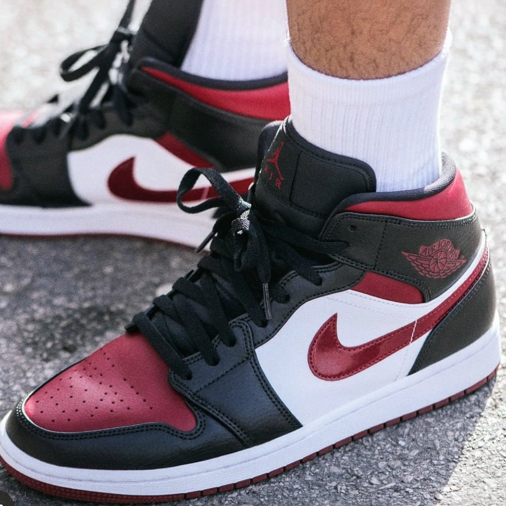 Giày Nike Air Jordan 1 Mid 'Bred Toe' 554725-066 - Ảnh 2