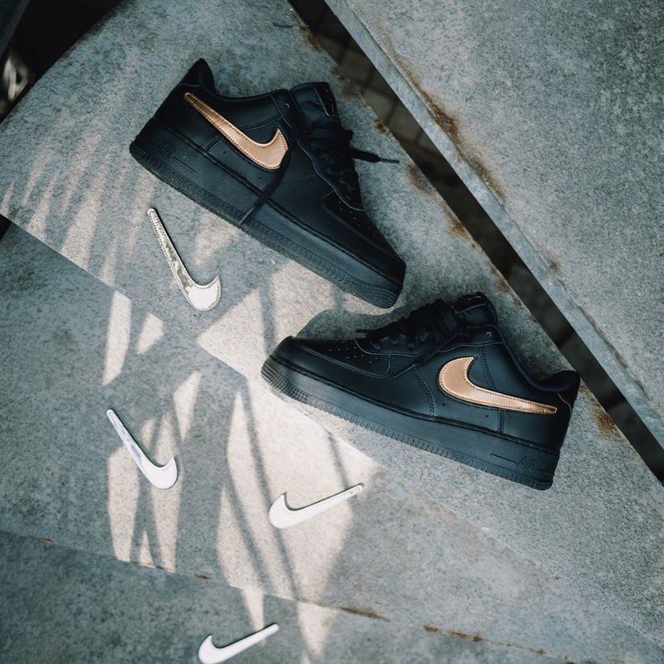 Giày Nike Air Force 1 Black Metallic Gold Removable Swoosh Pack - Ảnh 4