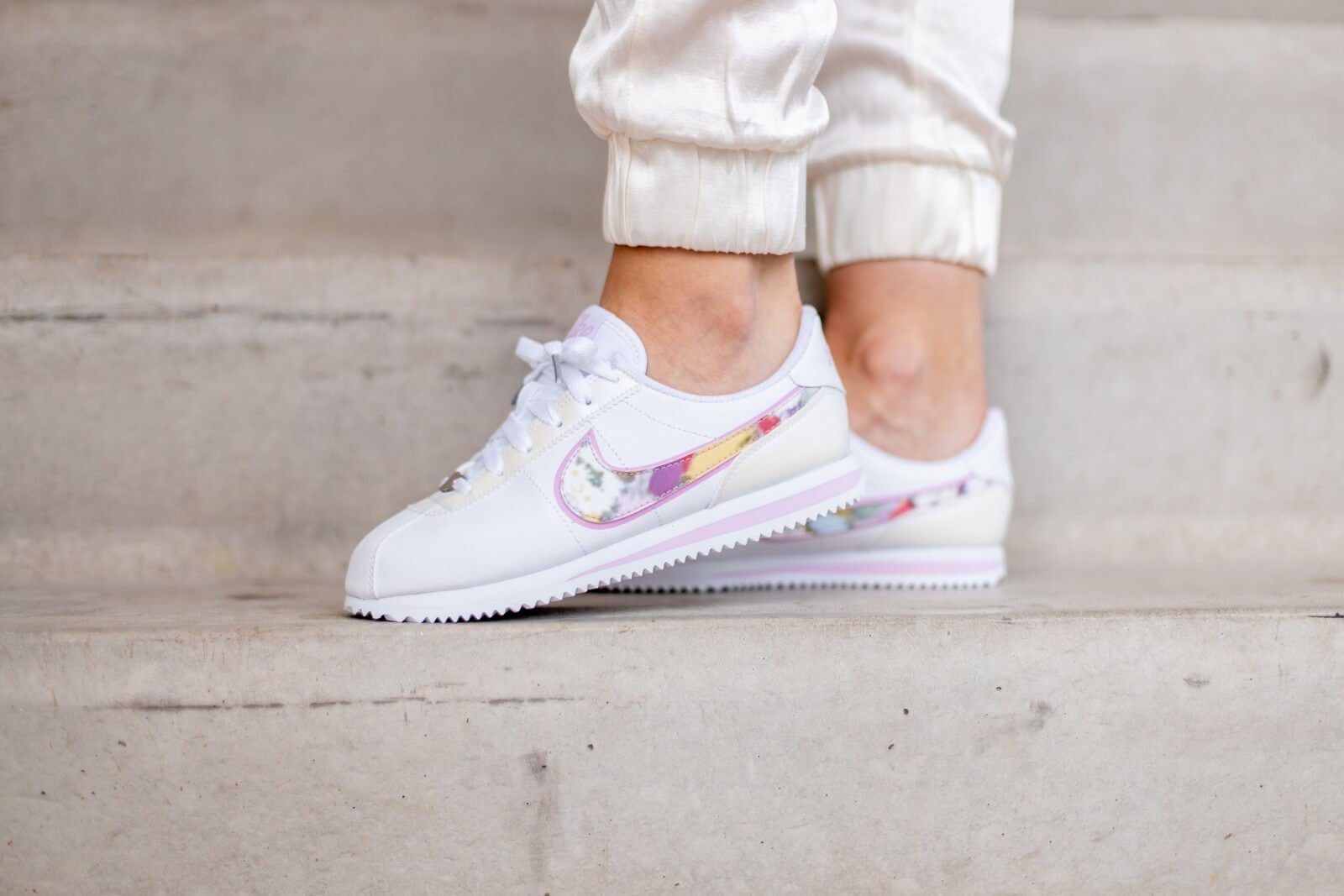 Giày Nike Wmns Cortez SE 'Fuzzy Floral Print' CN8145-100 - Ảnh 3
