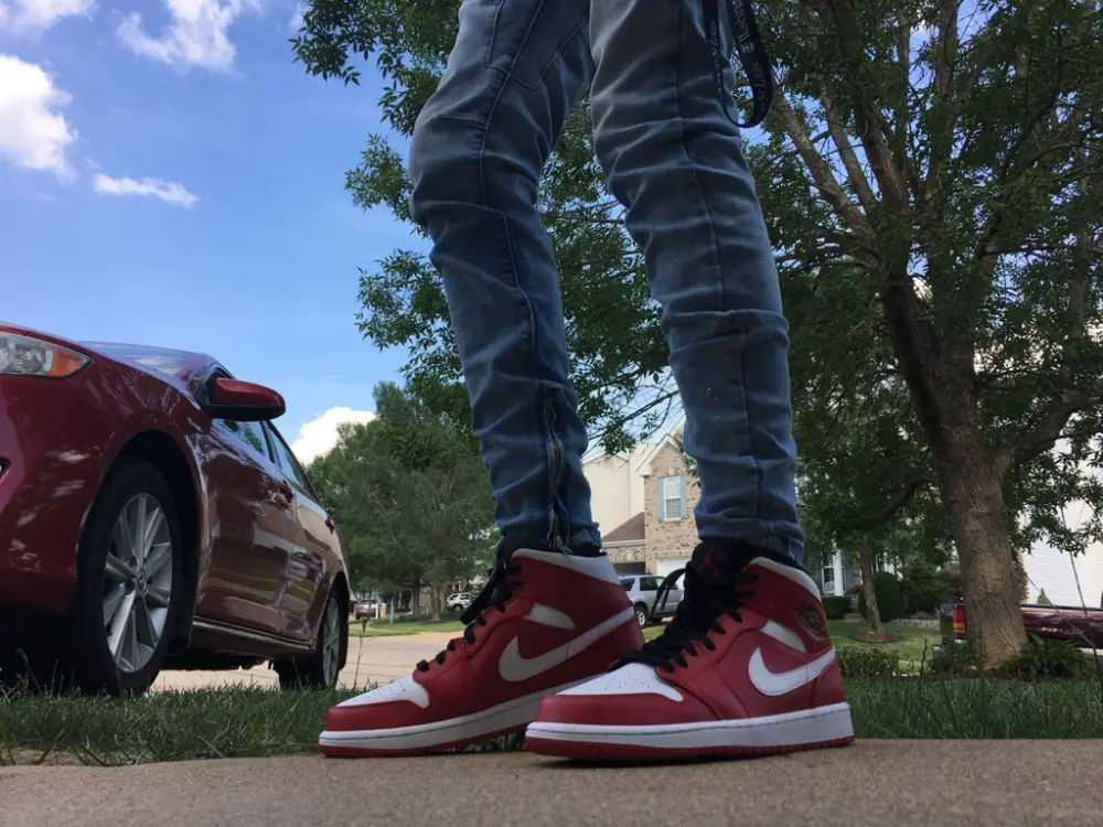 Alternative view of Giày Nike Air Jordan 1 Mid 'Gym Red' 554724-605