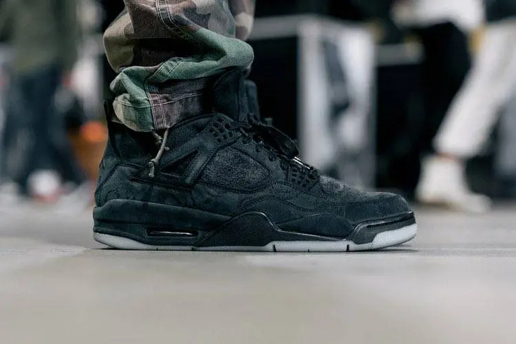Alternative view of Giày Nike KAWS x Air Jordan 4 Retro 'Black' 930155-001