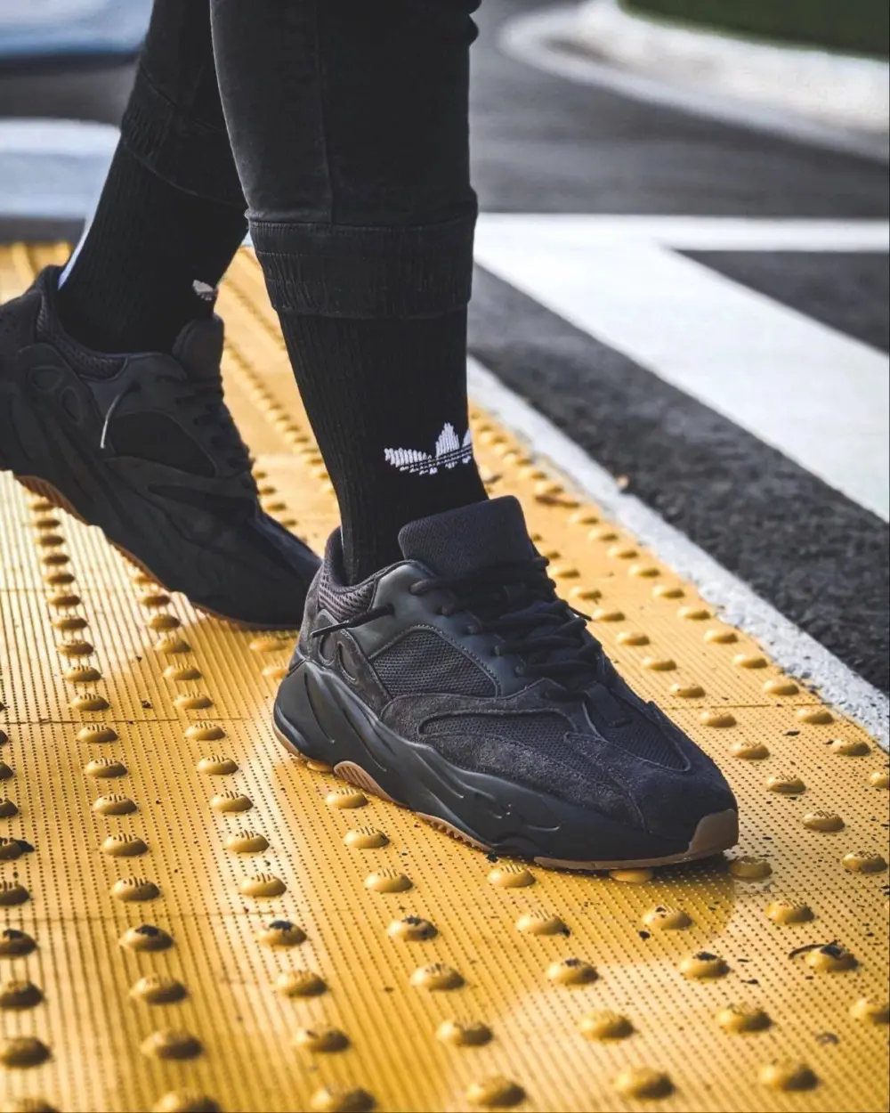 Giày Adidas Yeezy Boost 700 'Utility Black' FV5304 - Ảnh 4