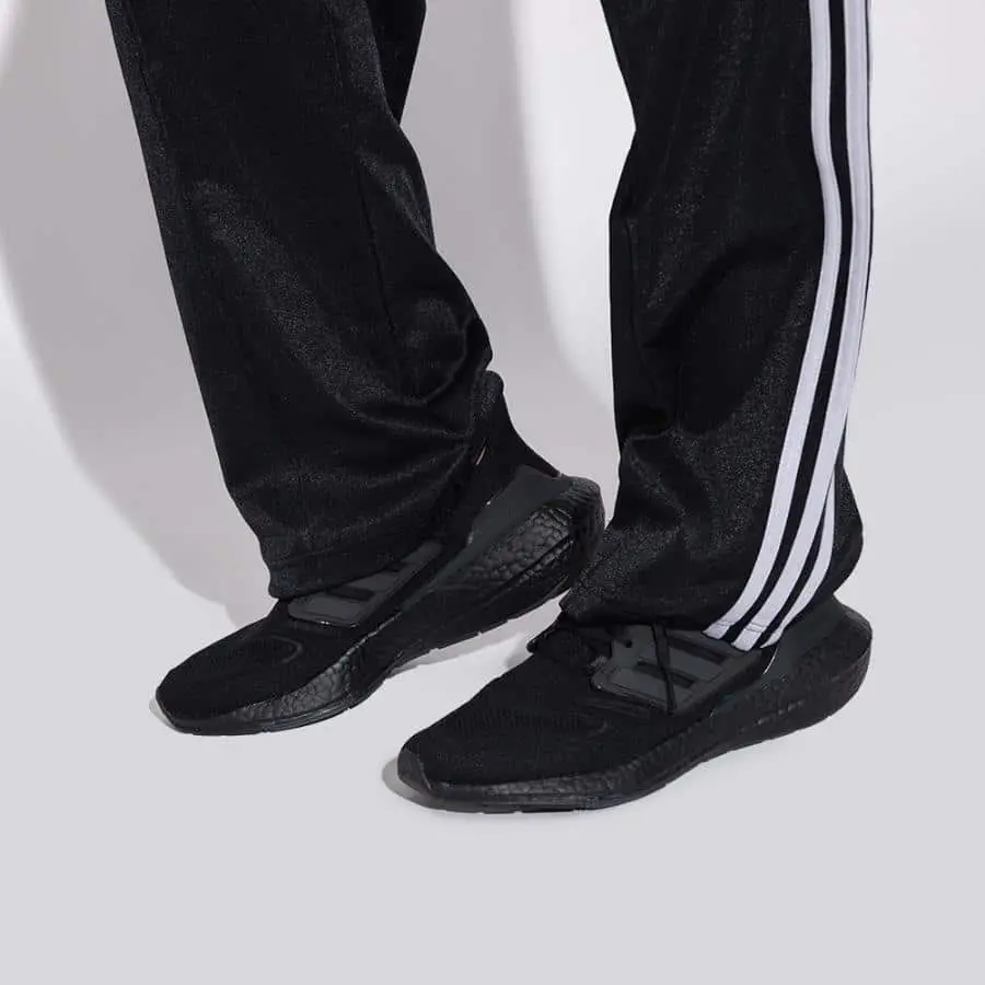 Alternative view of Giày Adidas Ultraboost 22 'Triple Black' GX5587