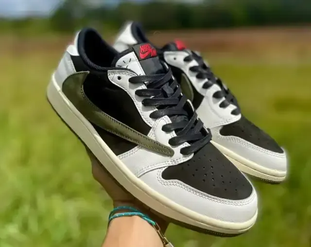Alternative view of Giày Nike Air Jordan 1 x Travis Scott Retro Low OG SP 'Olive' DZ4137-106