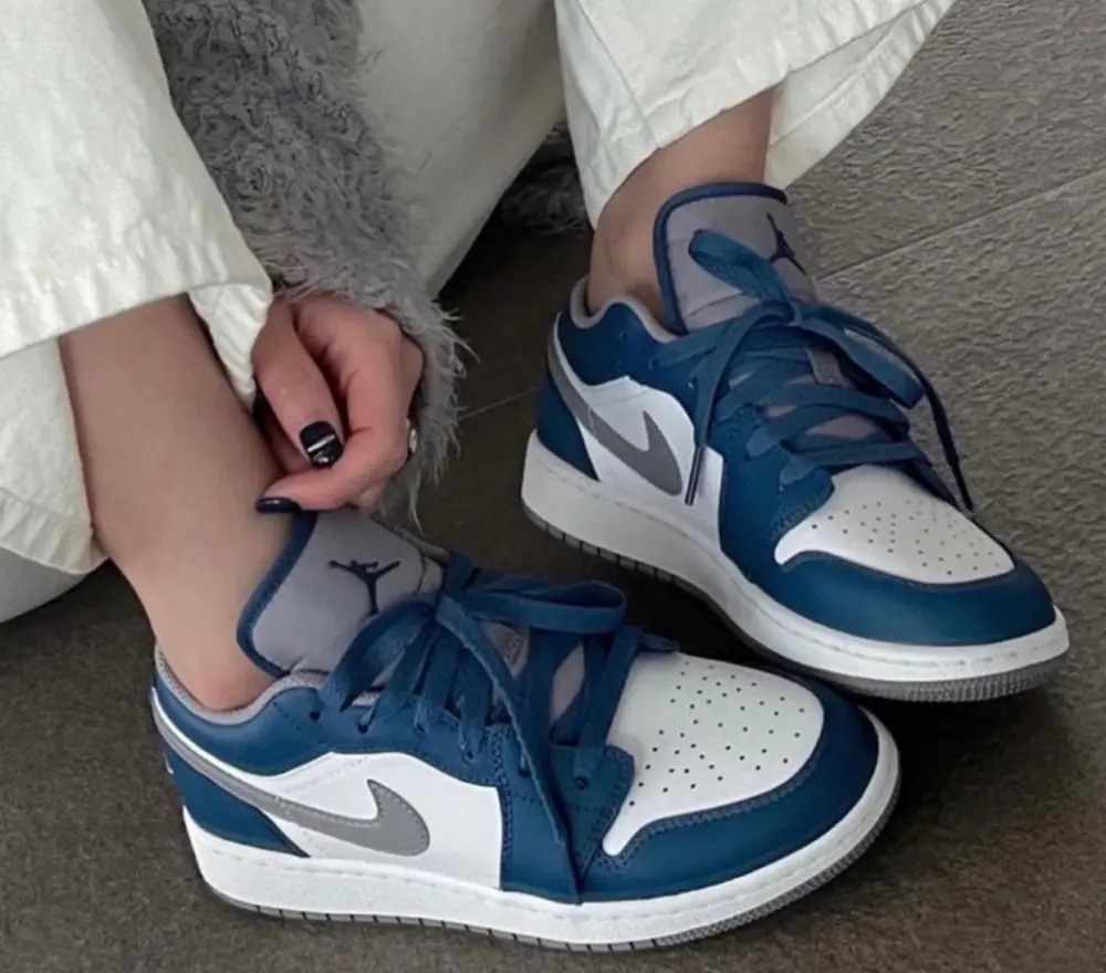 Giày Nike Air Jordan 1 Low GS 'True Blue' 553560-412 - Ảnh 4