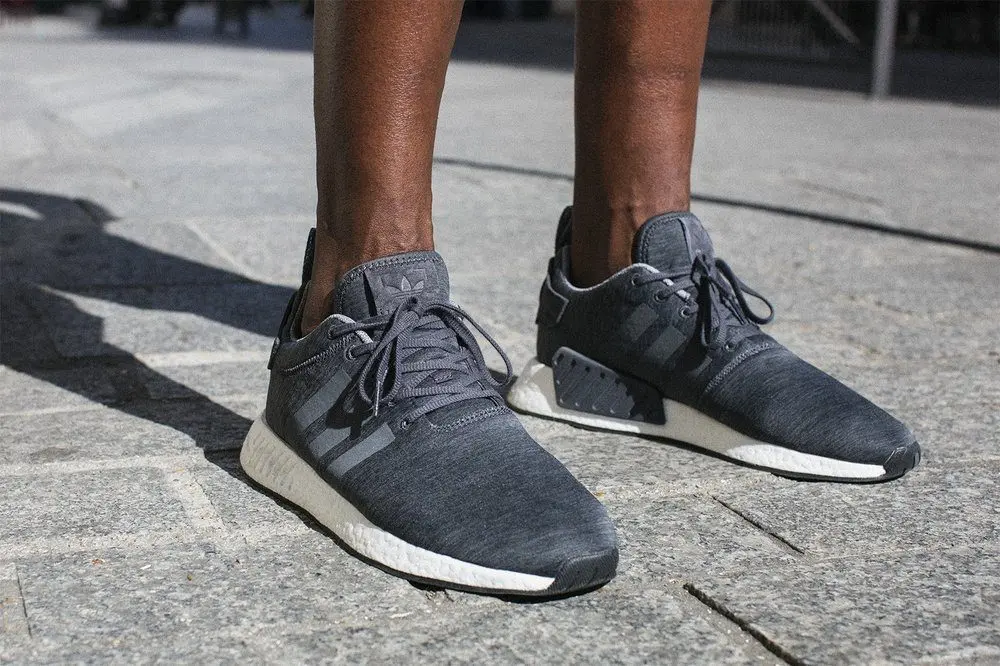 Alternative view of Giày Sneakersnstuff x adidas NMD_R2 "Grey Melange" BY2790