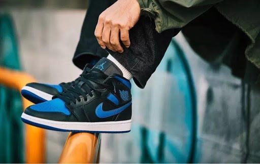 Giày Nike Air Jordan 1 Mid 'Black Hyper Royal' 554724-068 - Ảnh 3