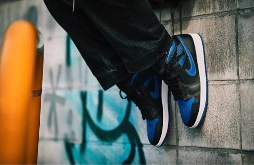 Giày Nike Air Jordan 1 Mid 'Black Hyper Royal' 554724-068 - Ảnh 4