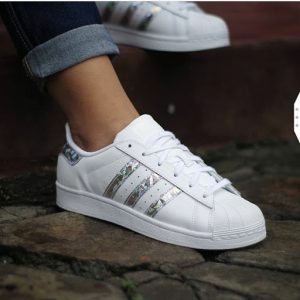 Alternative view of Giày Adidas Superstar 'White Holographic Stripes' F33889