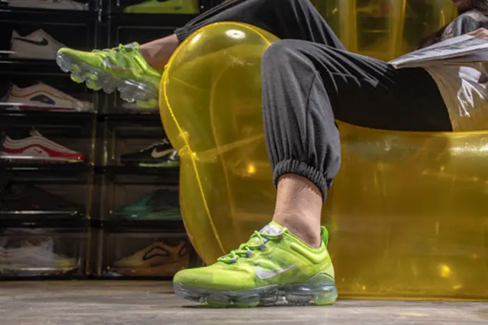 Alternative view of Giày Nike Wmns Air VaporMax 2019 'Volt' AR6632-700