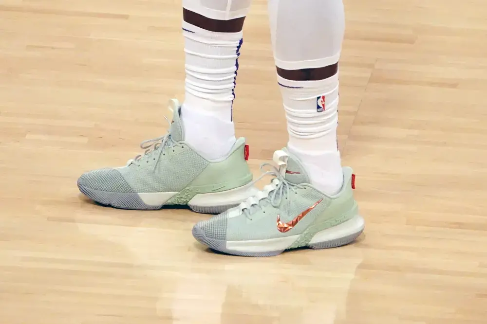 Giày Nike LeBron 18 'Diana Taurasi GOAT Vision' CQ9283-401 - Ảnh 4