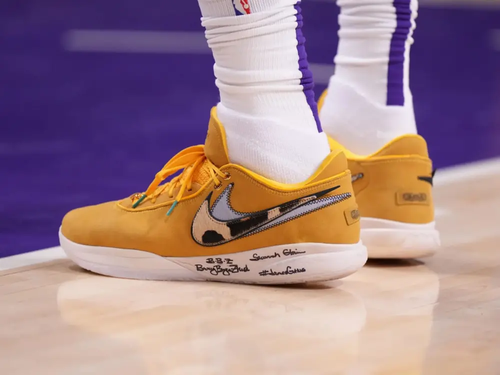 Alternative view of Giày Nike LeBron 20 'Art Basel South Beast' DQ3828-700