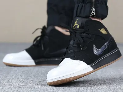 Alternative view of Giày Nike Air Jordan 1 Retro Mid GS 'Gold and Gum' 555112-021