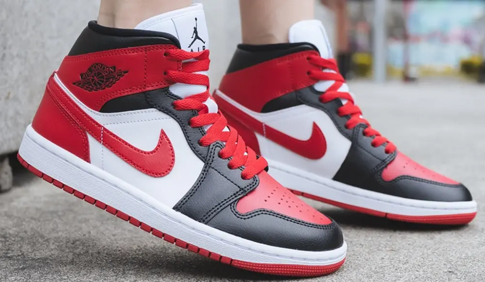 Alternative view of Giày Nike Air Jordan 1 Mid 'Alternate Bred Toe' BQ6472-079