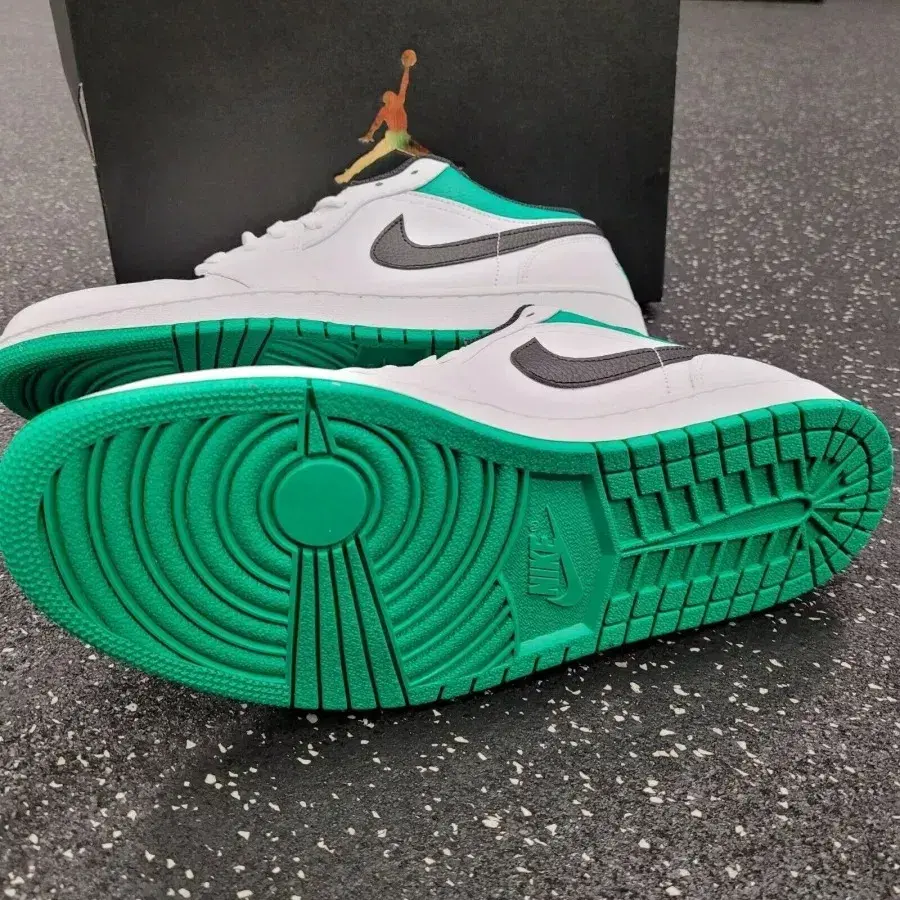 Alternative view of Giày Nike Air Jordan 1 Low 'White Lucky Green' 553560-129