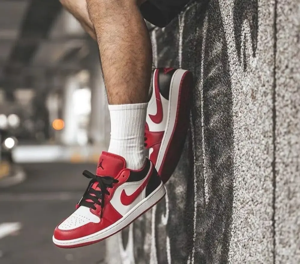 Alternative view of Giày Nike Air Jordan 1 Low 'Reverse Black Toe' 553558-163